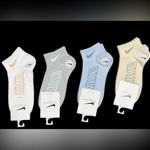 Women’s Nike ankle socks. Will fit size 6 to 9 shoe size.